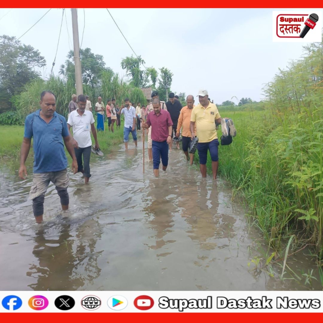 नंगे पैर, हाथ में डंडा... कोसी के पानी में उतर गए डीएम सावन कुमार, तटबंध के भीतर बसे लोगों का दर्द सुने